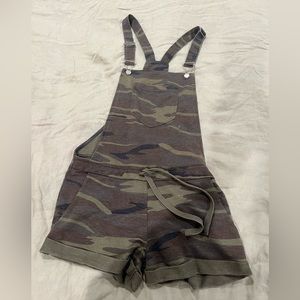 BNWT Cute camo short overalls size S
